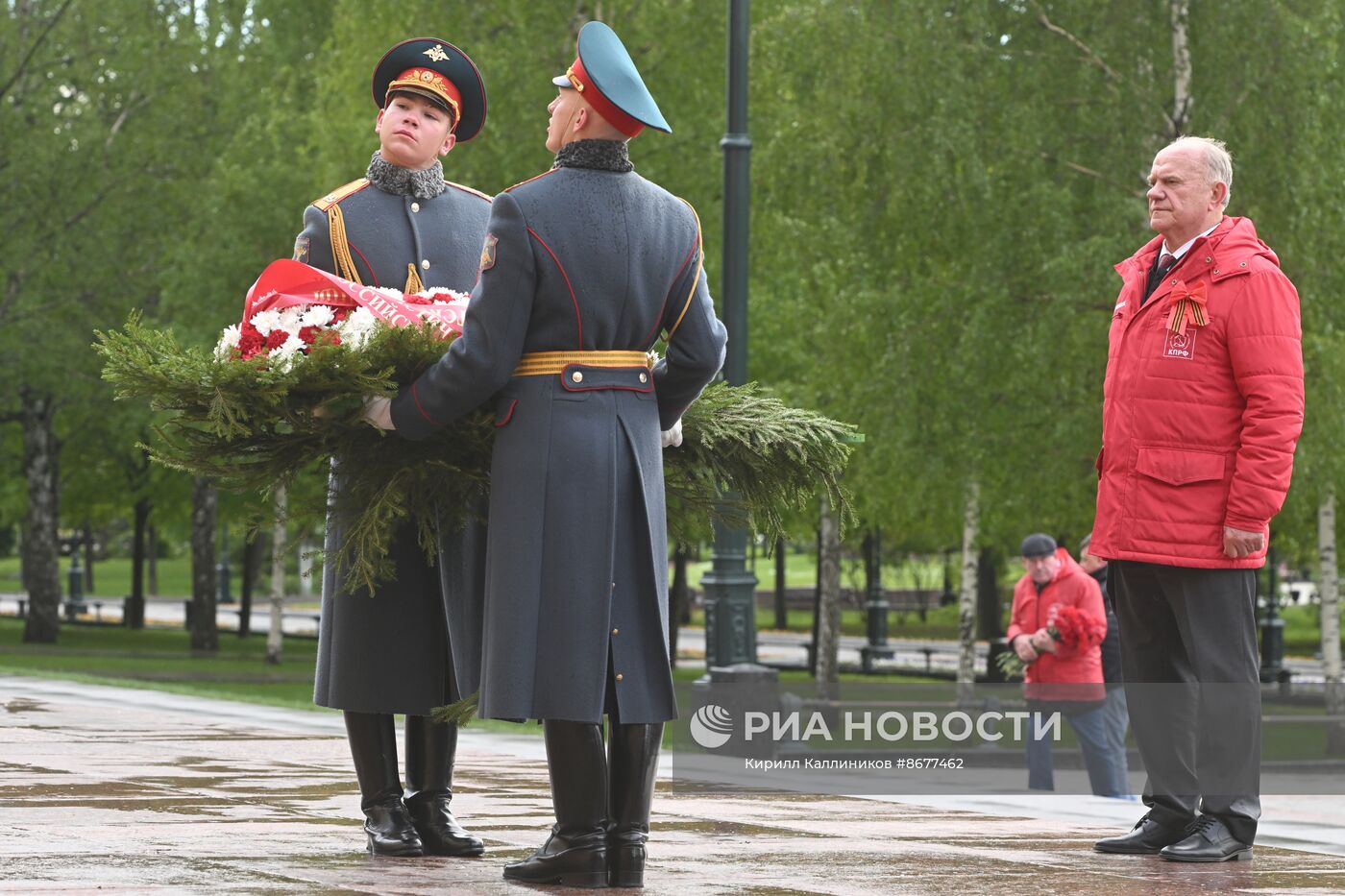 КПРФ возложила цветы к Могиле Неизвестного Солдата и к памятнику Маршалу Жукову