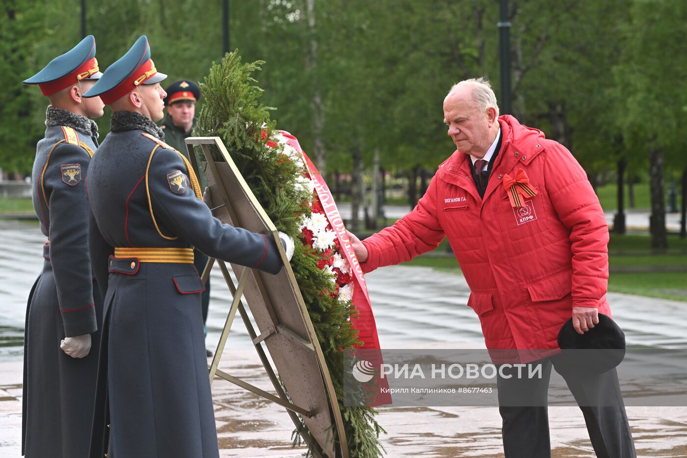 КПРФ возложила цветы к Могиле Неизвестного Солдата и к памятнику Маршалу Жукову