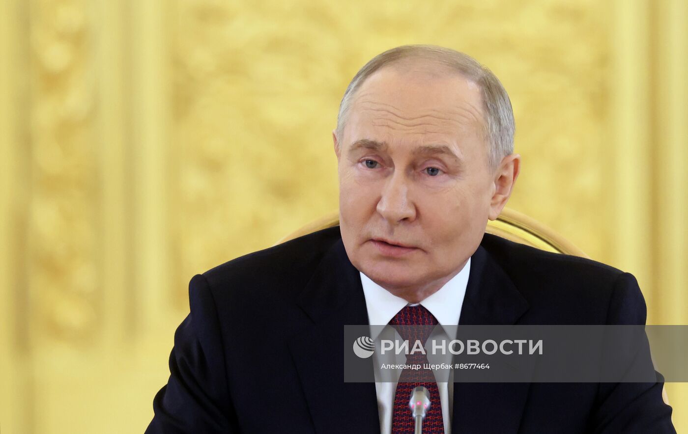 Президент России Владимир Путин принял участие в юбилейном саммите ЕАЭС в Москве