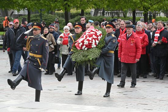 КПРФ возложила цветы к Могиле Неизвестного Солдата и к памятнику Маршалу Жукову