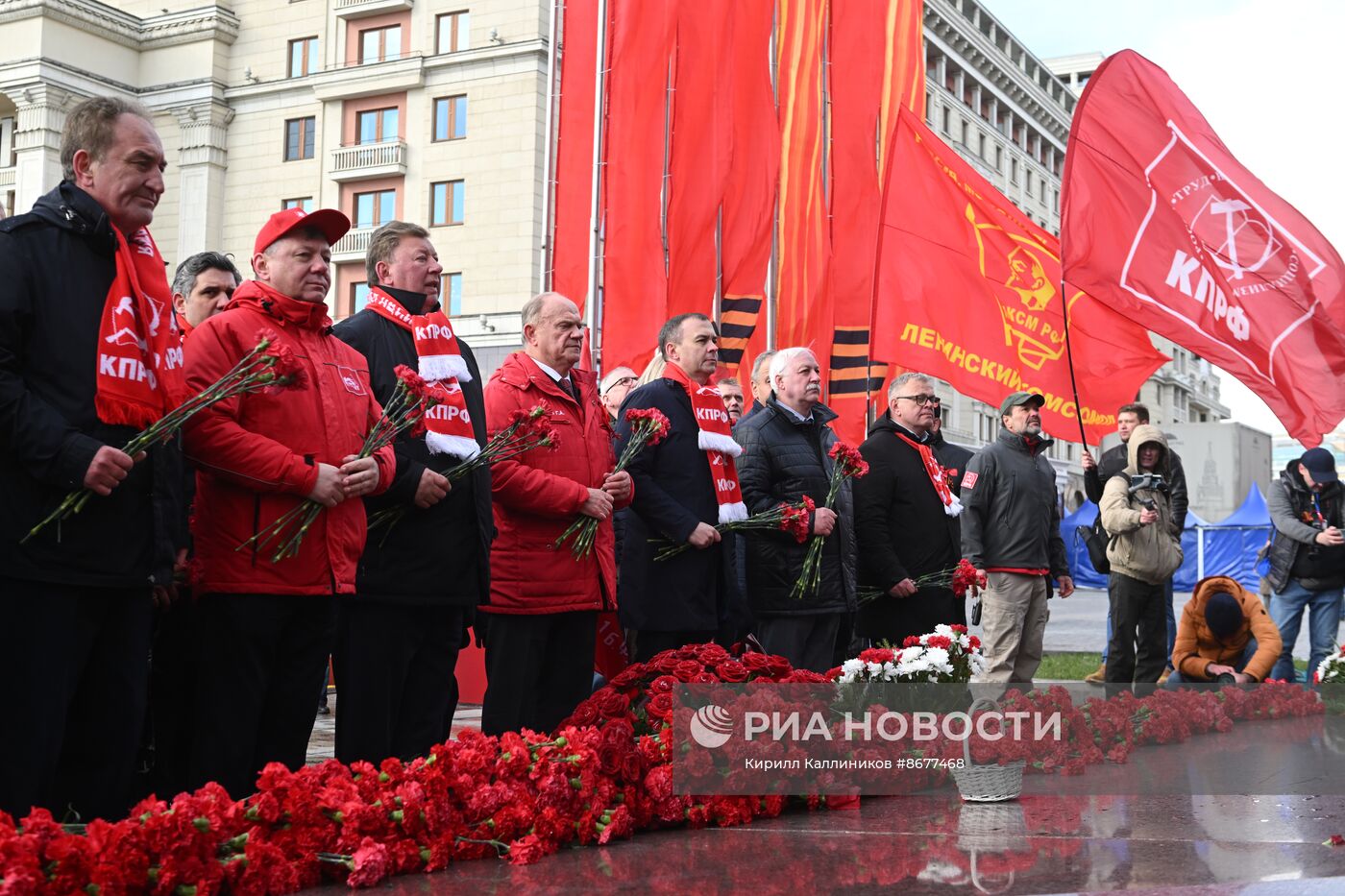 КПРФ возложила цветы к Могиле Неизвестного Солдата и к памятнику Маршалу Жукову