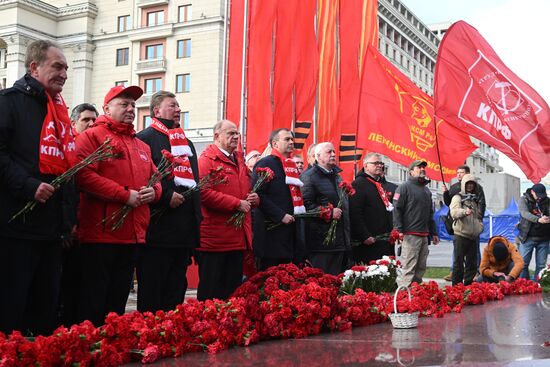 КПРФ возложила цветы к Могиле Неизвестного Солдата и к памятнику Маршалу Жукову