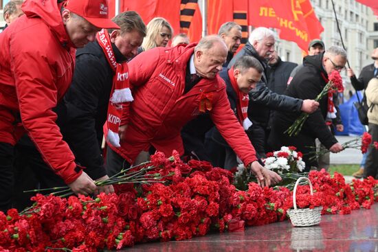 КПРФ возложила цветы к Могиле Неизвестного Солдата и к памятнику Маршалу Жукову