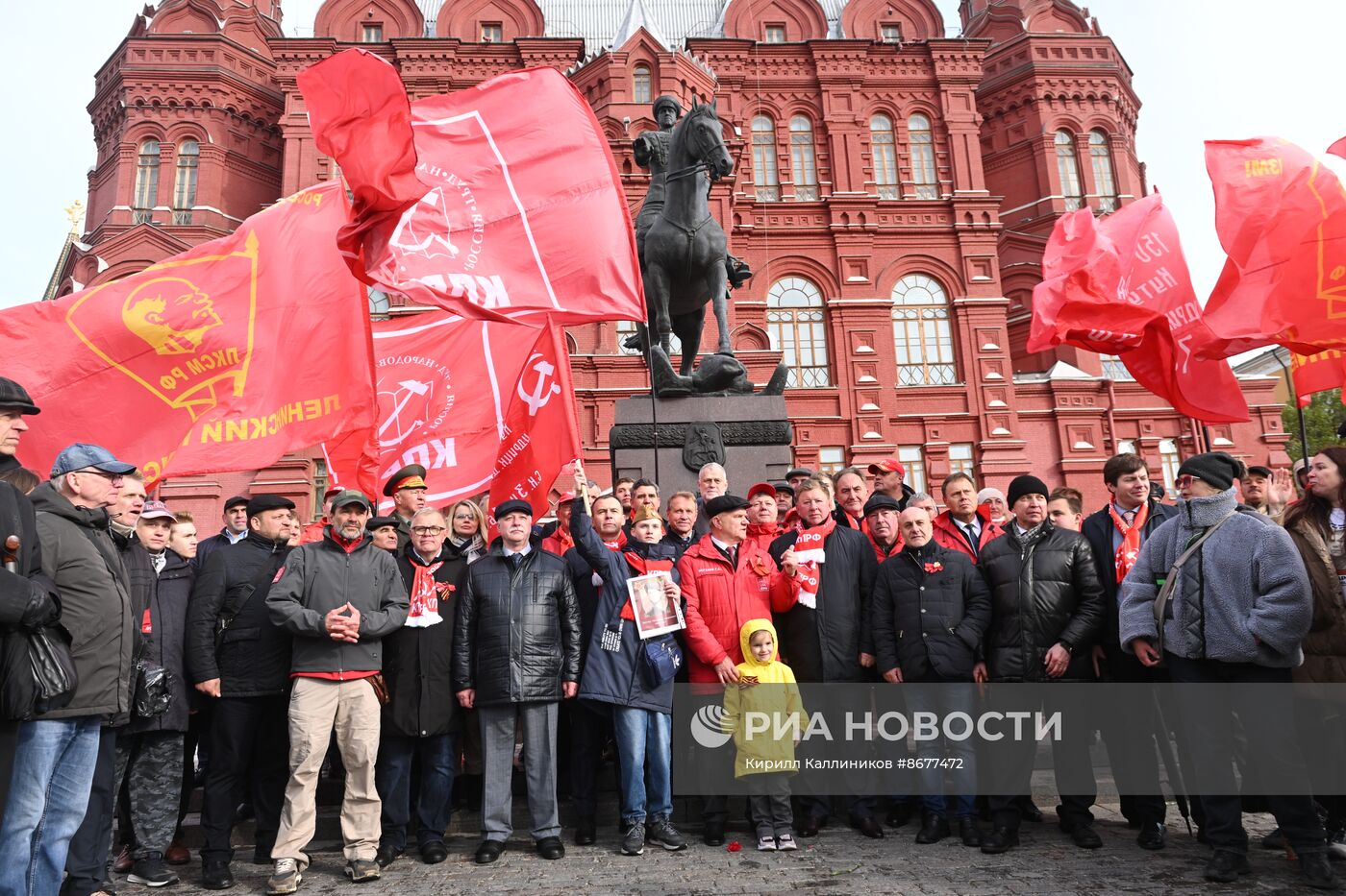 КПРФ возложила цветы к Могиле Неизвестного Солдата и к памятнику Маршалу Жукову