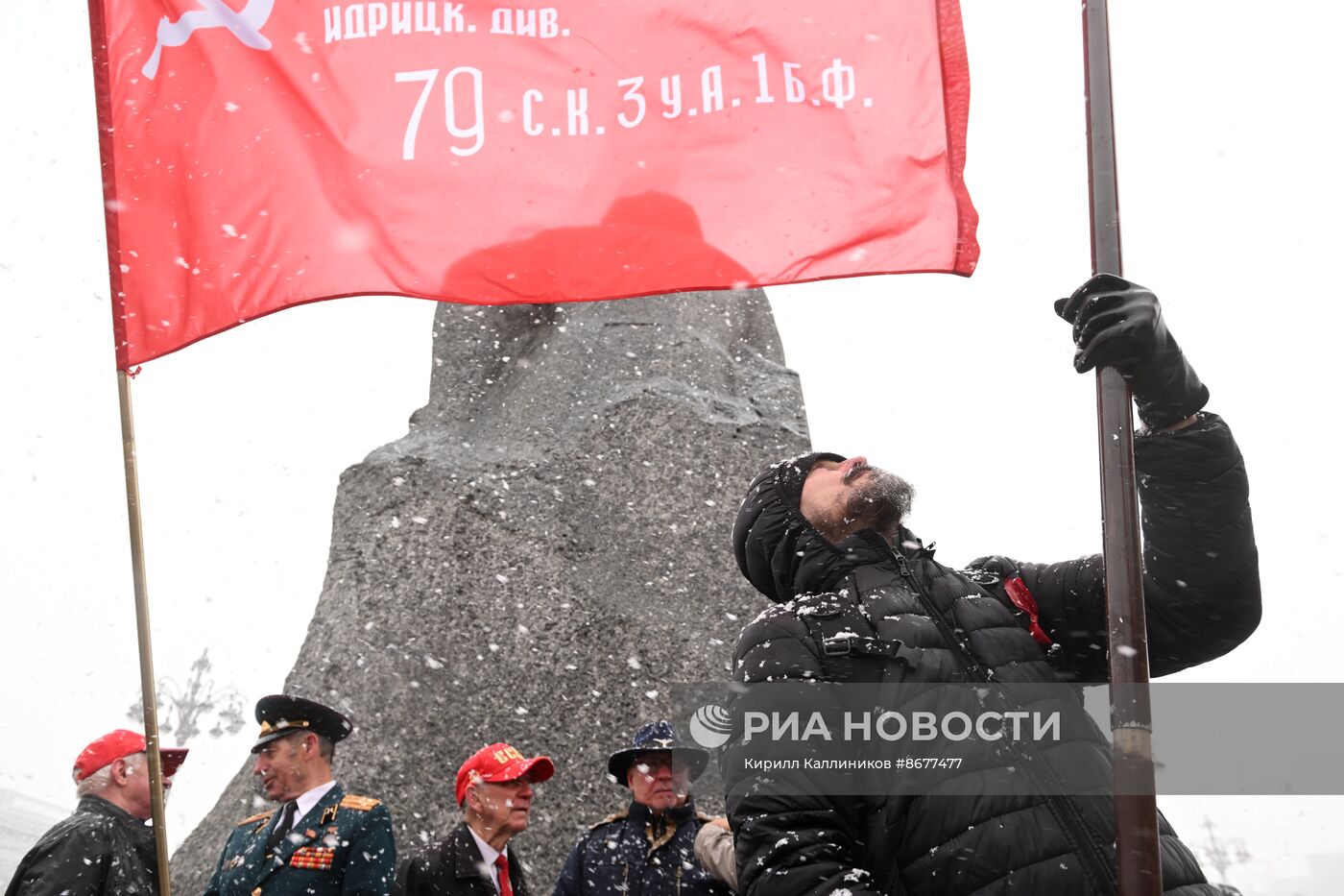 КПРФ возложила цветы к Могиле Неизвестного Солдата и к памятнику Маршалу Жукову