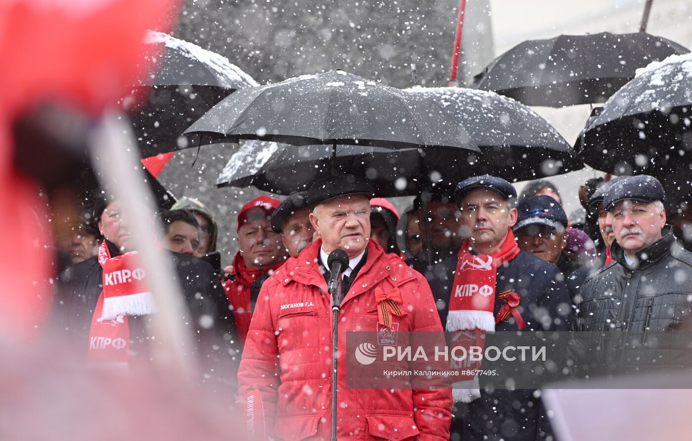 КПРФ возложила цветы к Могиле Неизвестного Солдата и к памятнику Маршалу Жукову