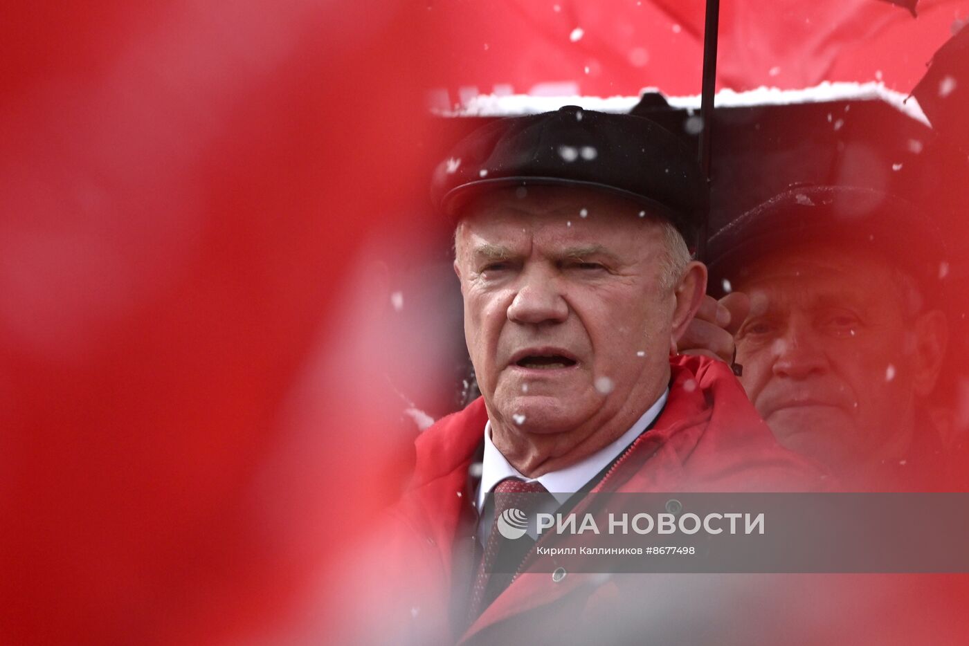 КПРФ возложила цветы к Могиле Неизвестного Солдата и к памятнику Маршалу Жукову