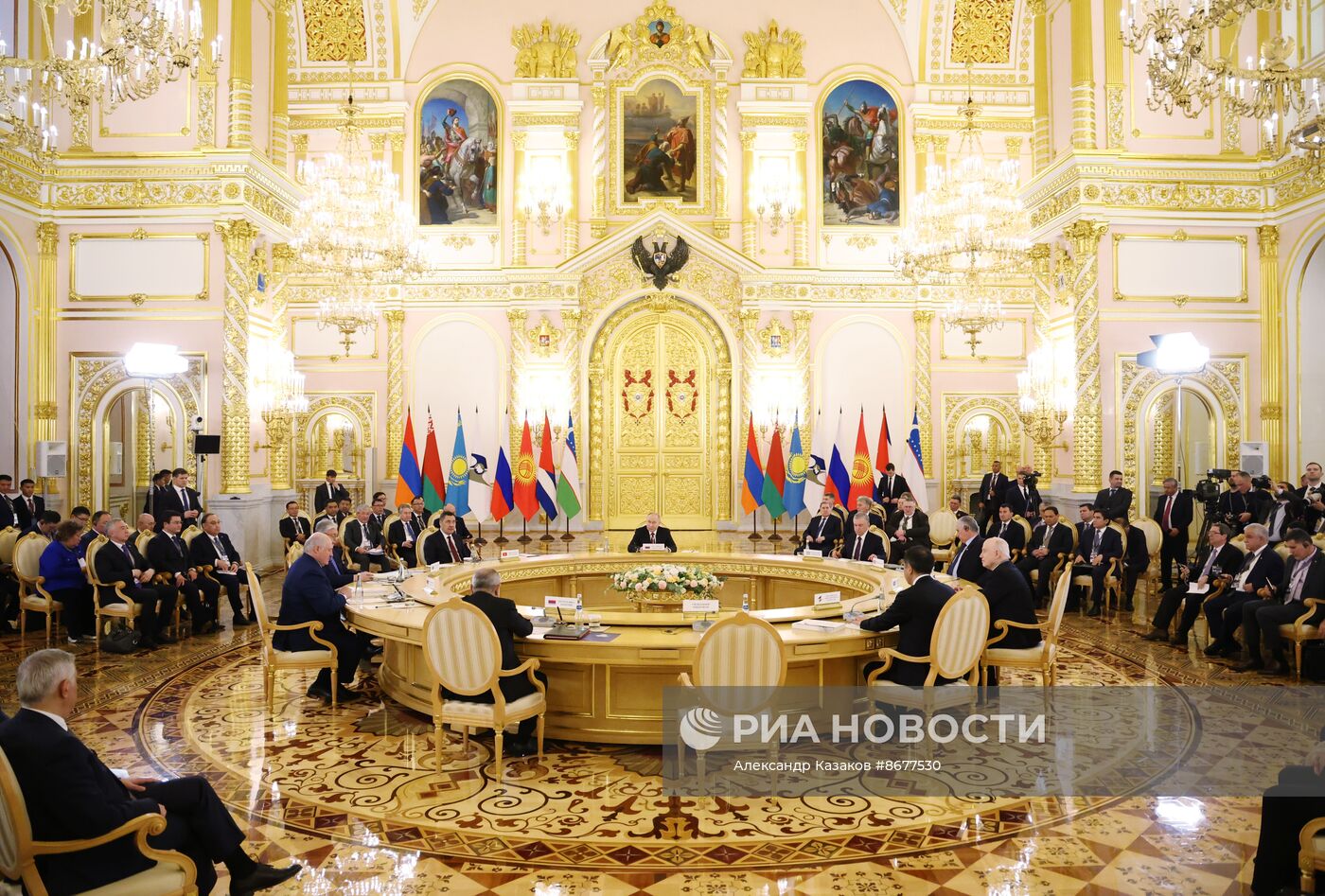Президент России Владимир Путин принял участие в юбилейном саммите ЕАЭС в Москве