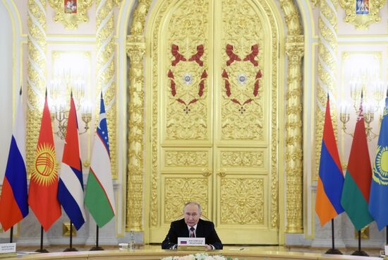 Президент России Владимир Путин принял участие в юбилейном саммите ЕАЭС в Москве