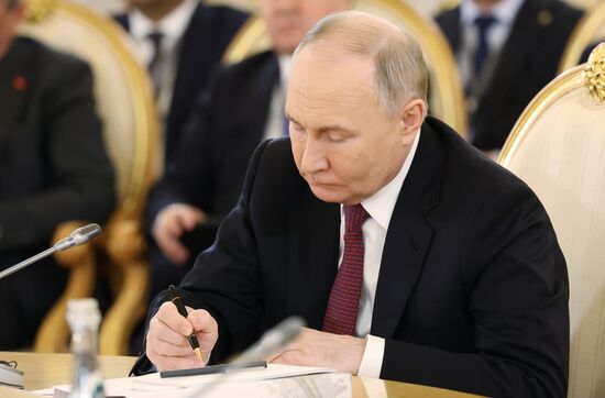 Президент России Владимир Путин принял участие в юбилейном саммите ЕАЭС в Москве