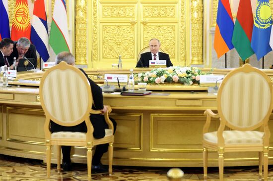 Президент России Владимир Путин принял участие в юбилейном саммите ЕАЭС в Москве