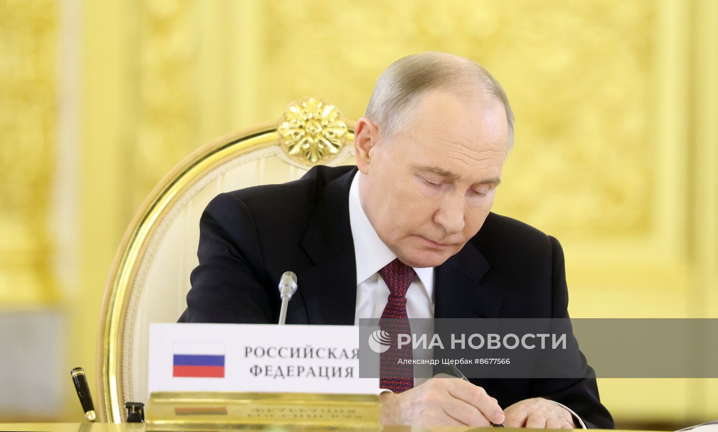 Президент России Владимир Путин принял участие в юбилейном саммите ЕАЭС в Москве