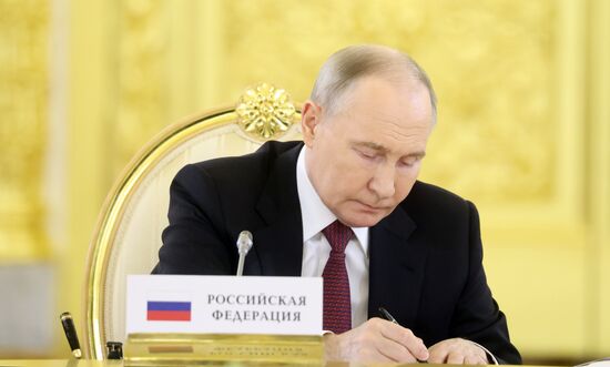 Президент России Владимир Путин принял участие в юбилейном саммите ЕАЭС в Москве