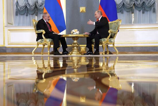 Встреча президента Владимира Путина с премьер-министром Николом Пашиняном