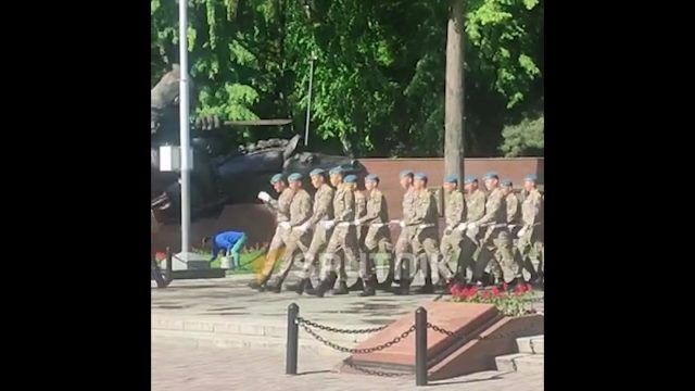 В парке 28 гвардейцев-панфиловцев в Алматы уже собираются люди