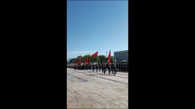 На площадь Победы в Бишкеке торжественно внесли флаг Кыргызстана и Знамя Победы
