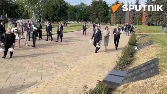 Майя Санду вместе с Игорем Гросу и Йоханессом Ханом возложили цветы к погибшим в конфликте на Днестре и в ВОВ