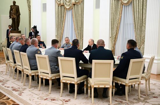 Президент Владимир Путин провел встречу с командирами подразделений, участвующих в СВО