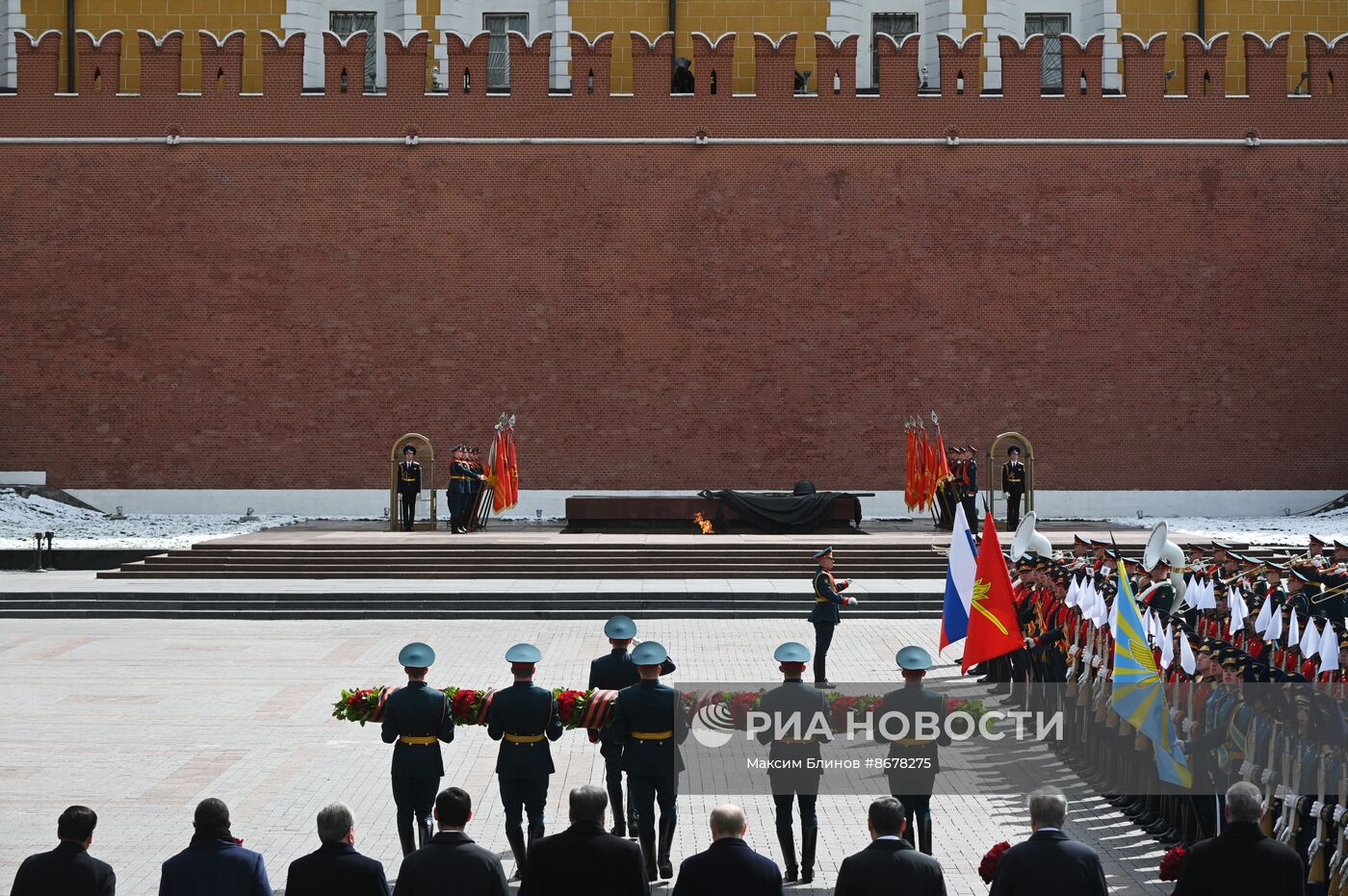 Президент Владимир Путин возложил цветы к Могиле Неизвестного Солдата