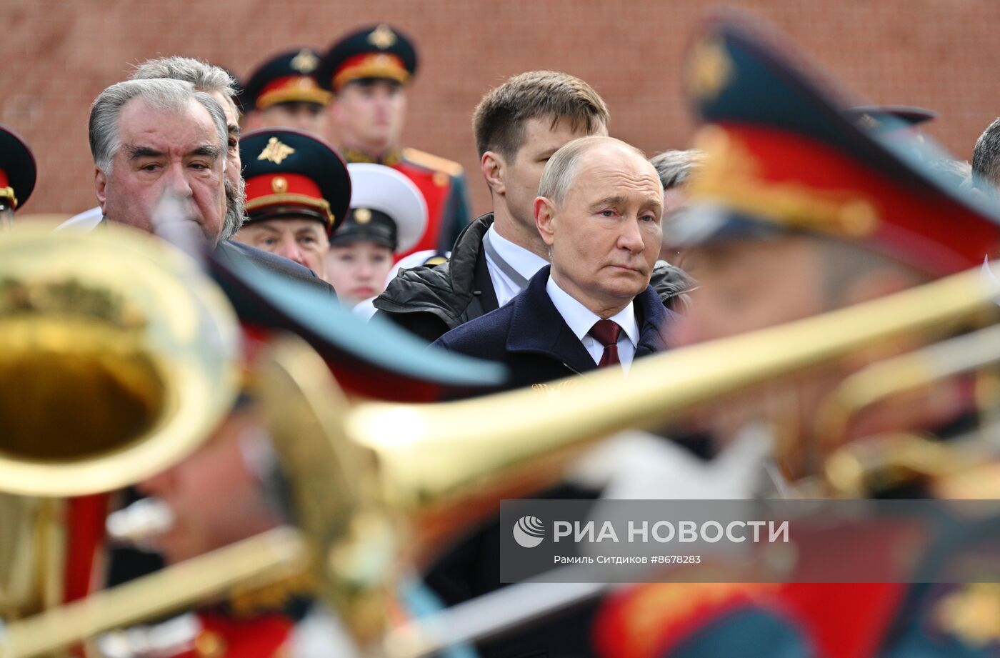 Президент Владимир Путин возложил цветы к Могиле Неизвестного Солдата