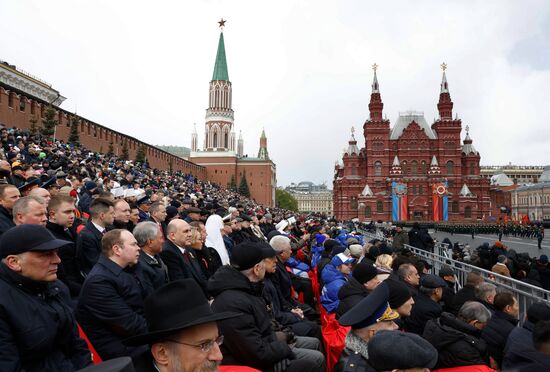 Президент Владимир Путин принял участие в параде Победы в Москве