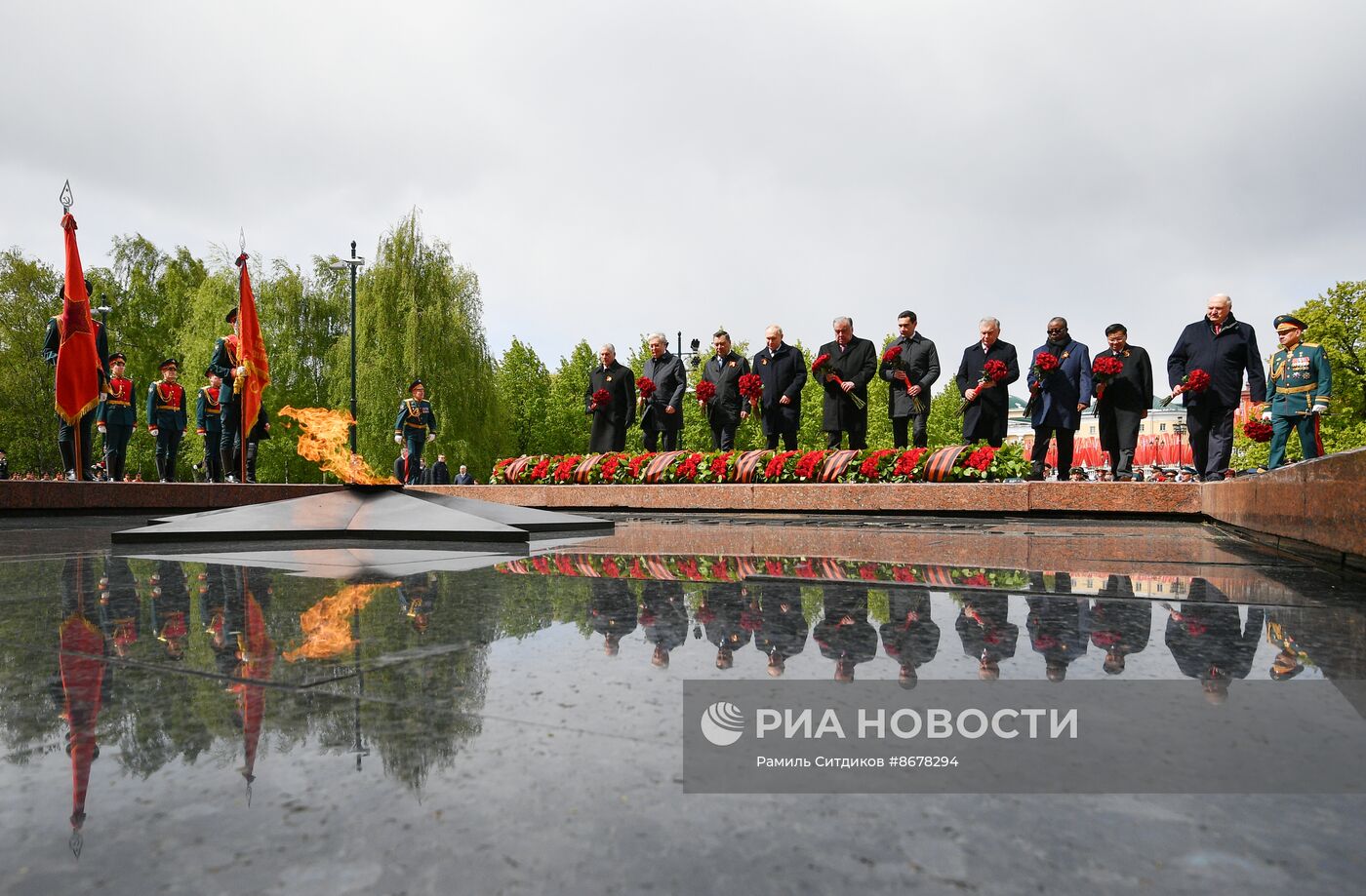 Президент Владимир Путин возложил цветы к Могиле Неизвестного Солдата