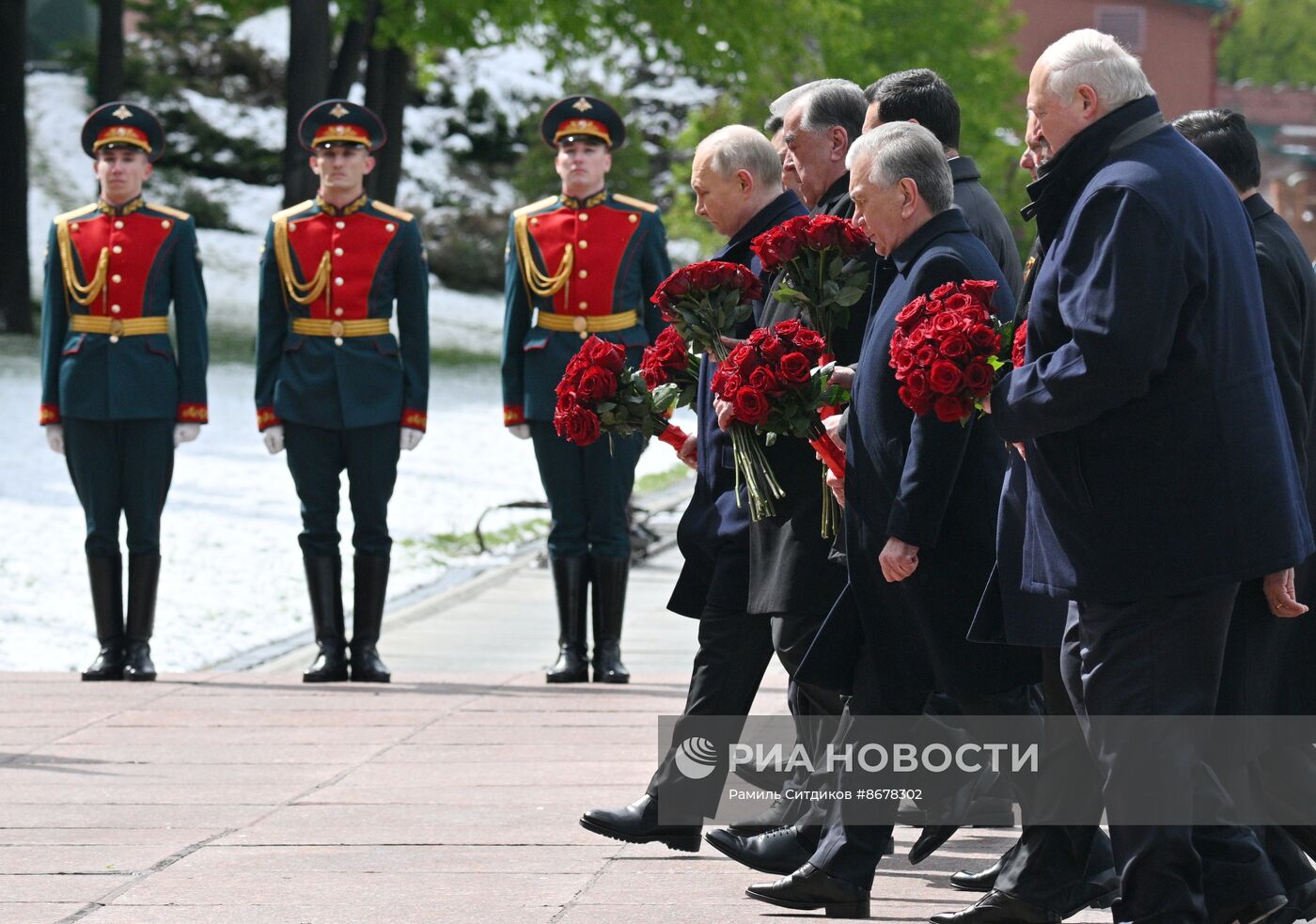 Президент Владимир Путин возложил цветы к Могиле Неизвестного Солдата