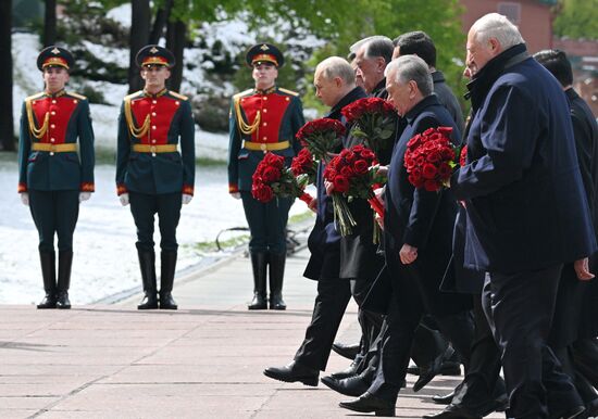 Президент Владимир Путин возложил цветы к Могиле Неизвестного Солдата