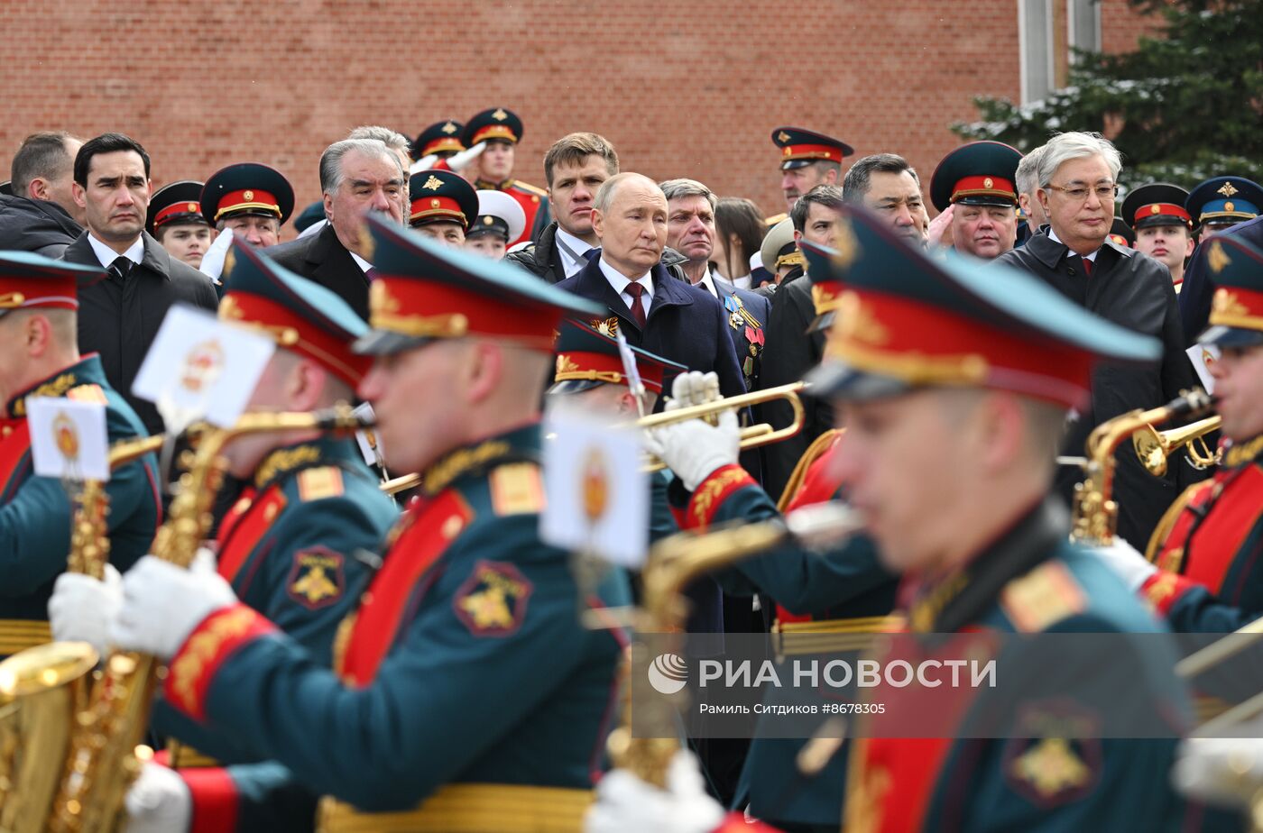 Президент Владимир Путин возложил цветы к Могиле Неизвестного Солдата