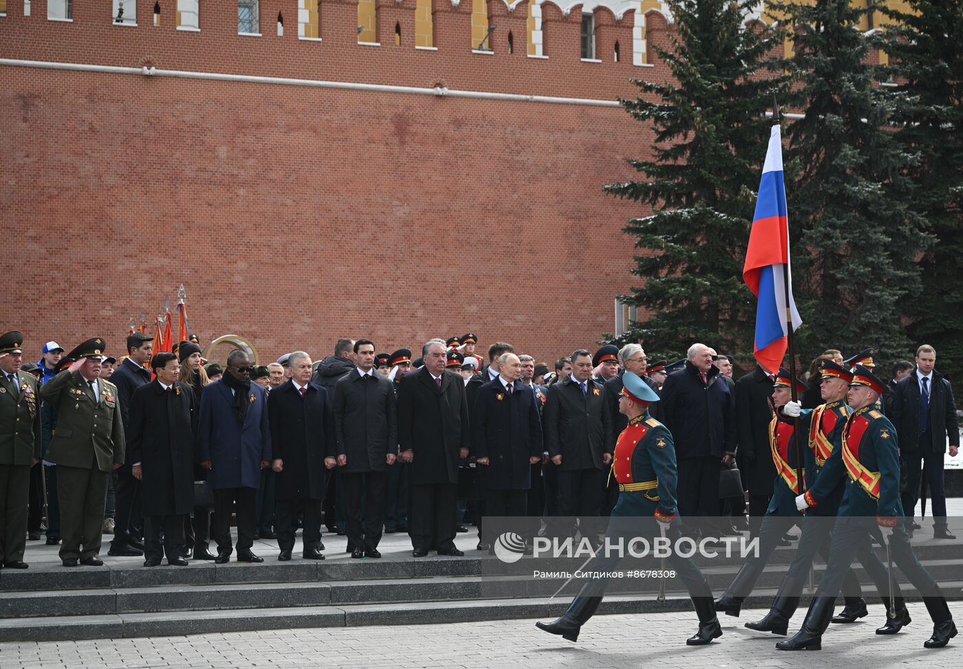 Президент Владимир Путин возложил цветы к Могиле Неизвестного Солдата