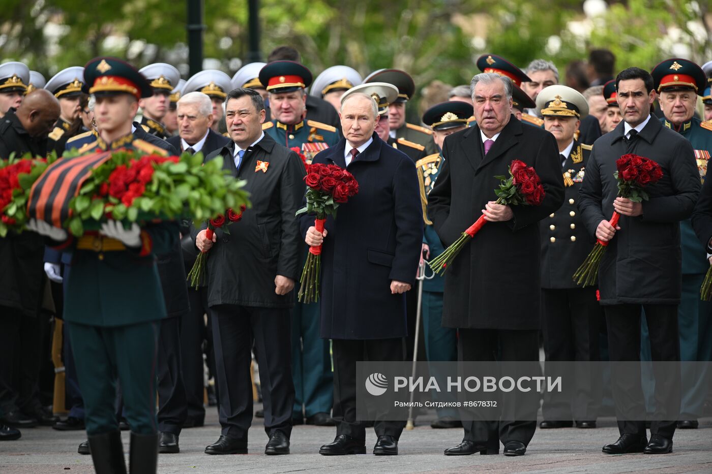 Президент Владимир Путин возложил цветы к Могиле Неизвестного Солдата