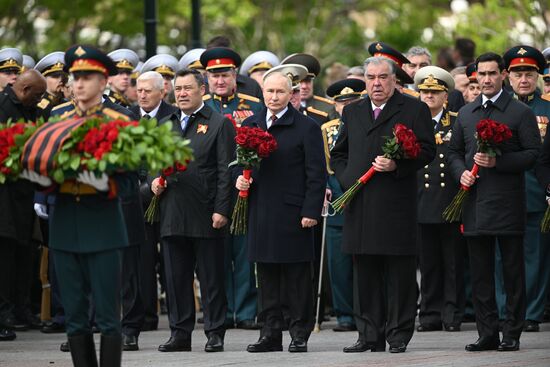 Президент Владимир Путин возложил цветы к Могиле Неизвестного Солдата