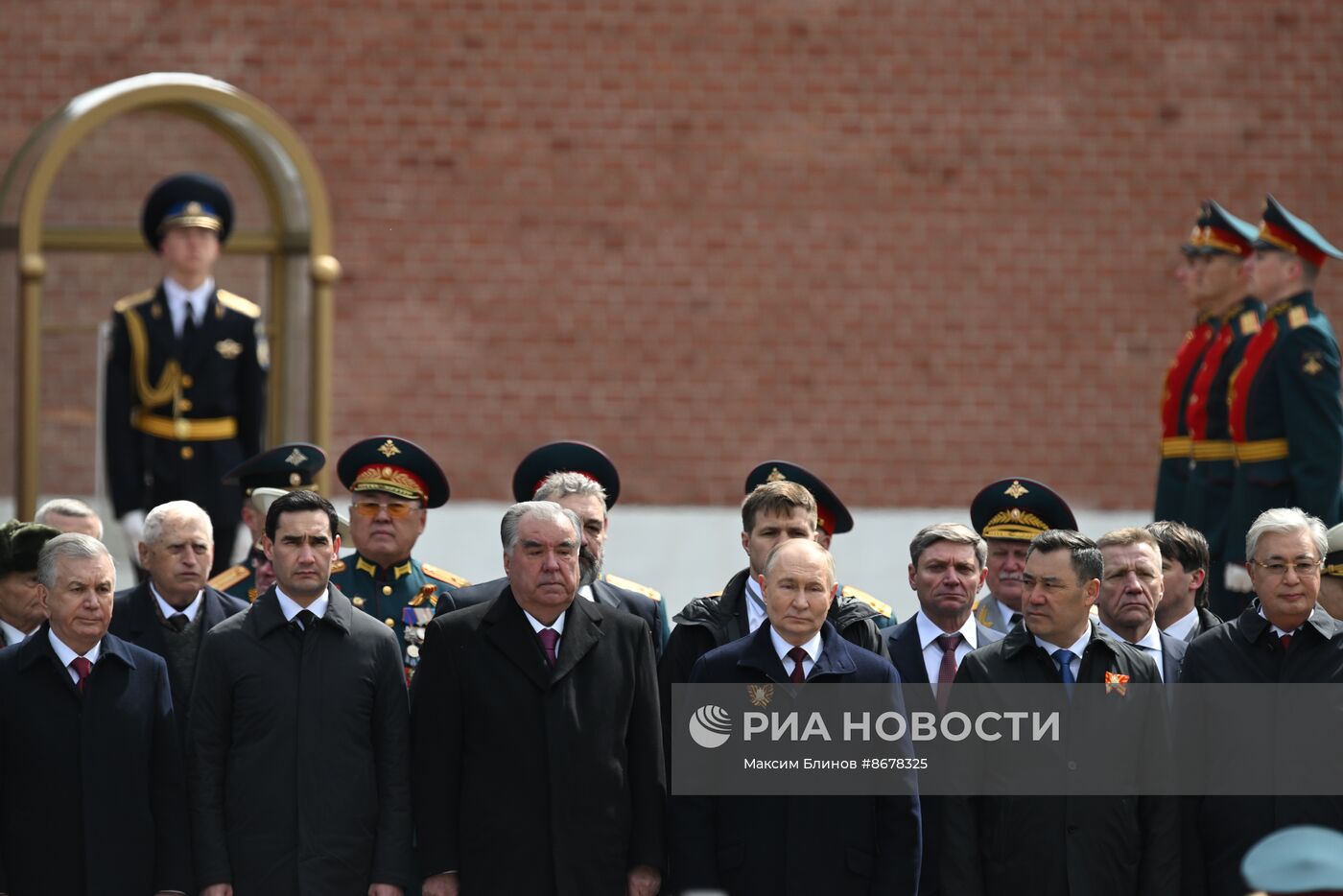 Президент Владимир Путин возложил цветы к Могиле Неизвестного Солдата