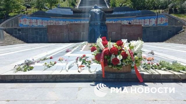 Жители Тбилиси несут цветы к Могиле Неизвестного Солдата, закрытой на реконструкцию