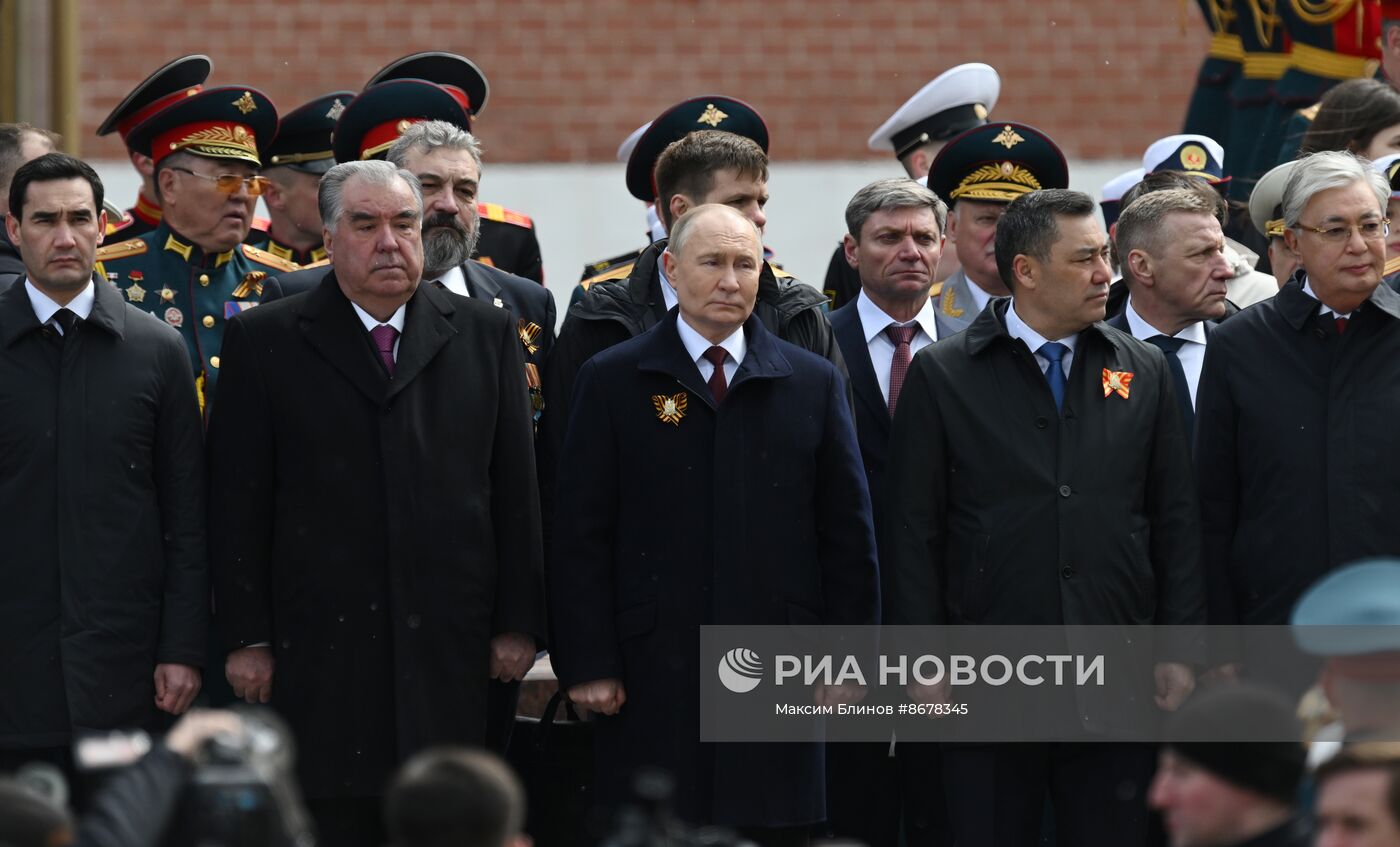 Президент Владимир Путин возложил цветы к Могиле Неизвестного Солдата