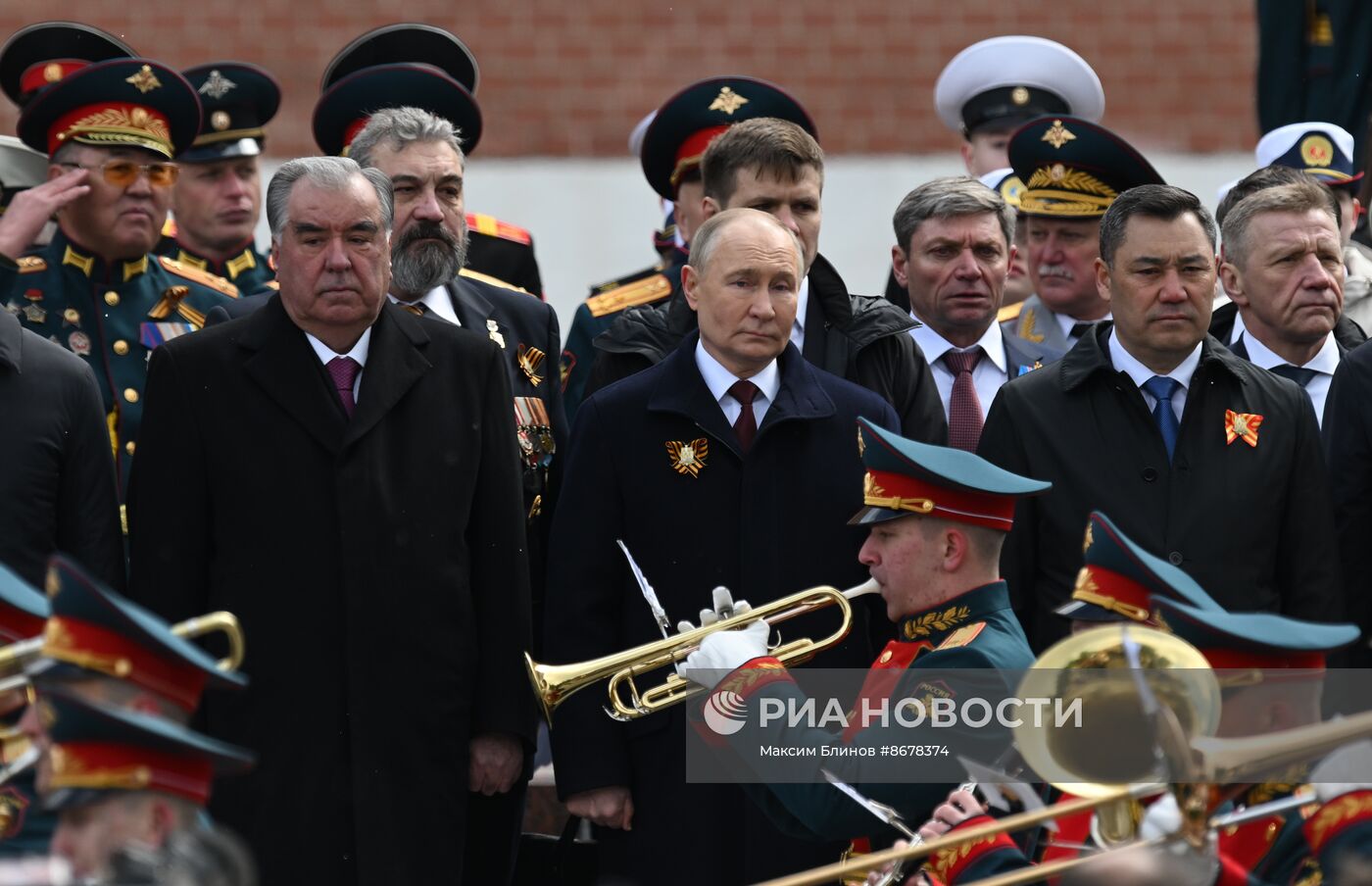 Президент Владимир Путин возложил цветы к Могиле Неизвестного Солдата