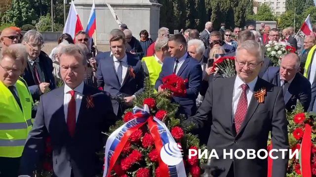 Российские дипломаты возложили венки к монументу на кладбище советских воинов в Варшаве