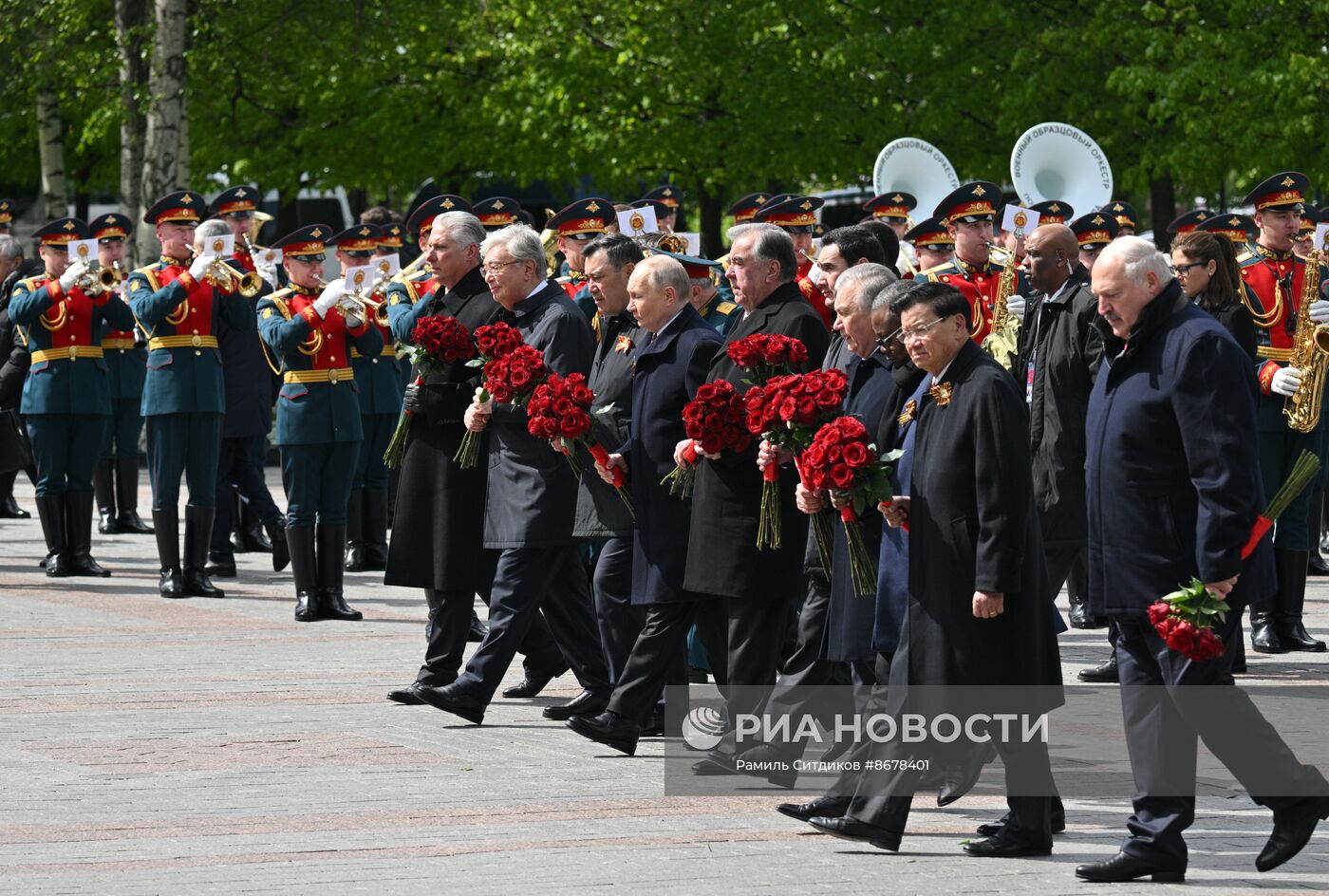 Президент Владимир Путин возложил цветы к Могиле Неизвестного Солдата