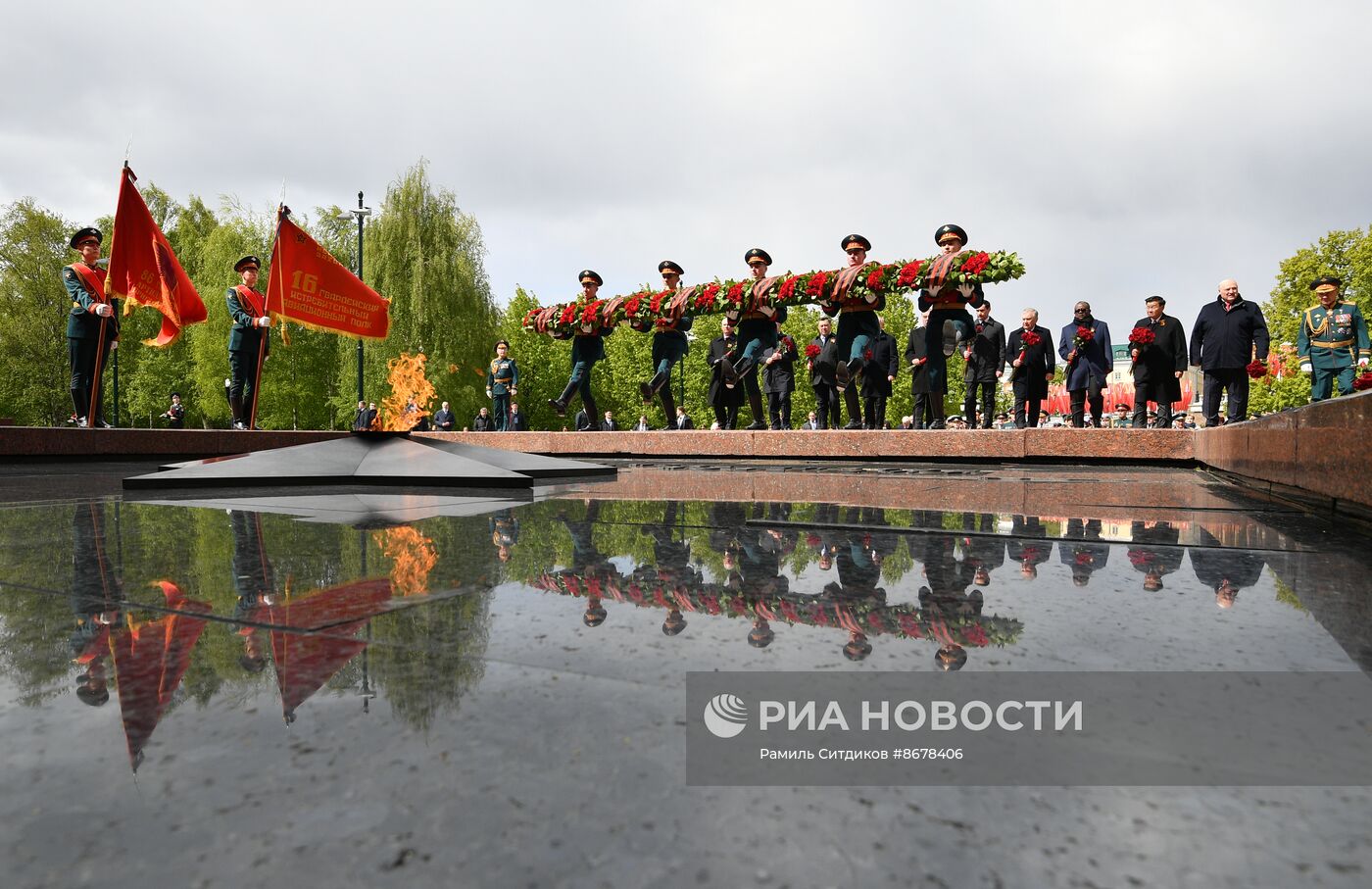 Президент Владимир Путин возложил цветы к Могиле Неизвестного Солдата