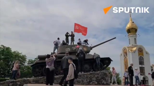 В Тирасполе дети устроили фотозону у танка-памятника времен Великой Отечественной
