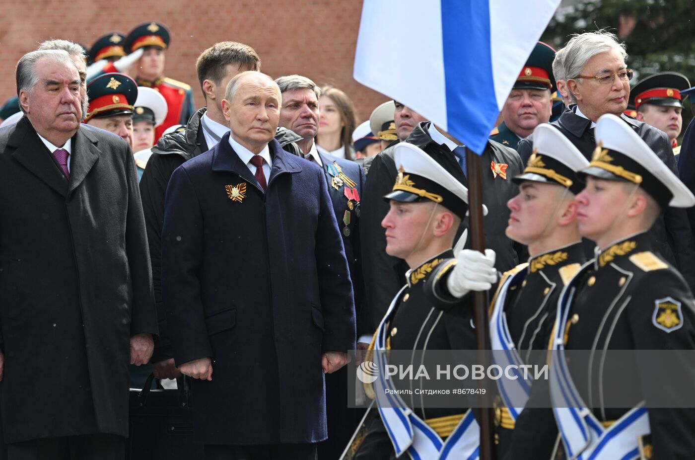 Президент Владимир Путин возложил цветы к Могиле Неизвестного Солдата