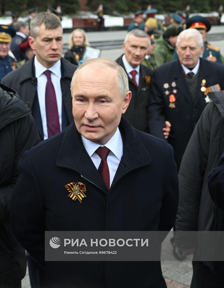 Президент Владимир Путин возложил цветы к Могиле Неизвестного Солдата