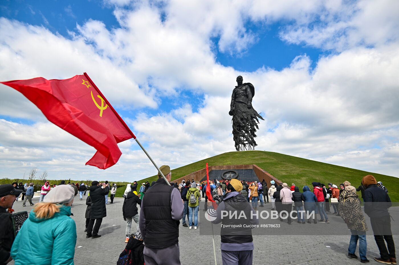 Празднование Дня Победы на Ржевском мемориале Советскому солдату