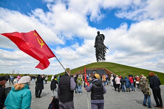 Празднование Дня Победы на Ржевском мемориале Советскому солдату
