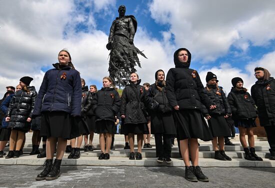 Празднование Дня Победы на Ржевском мемориале Советскому солдату