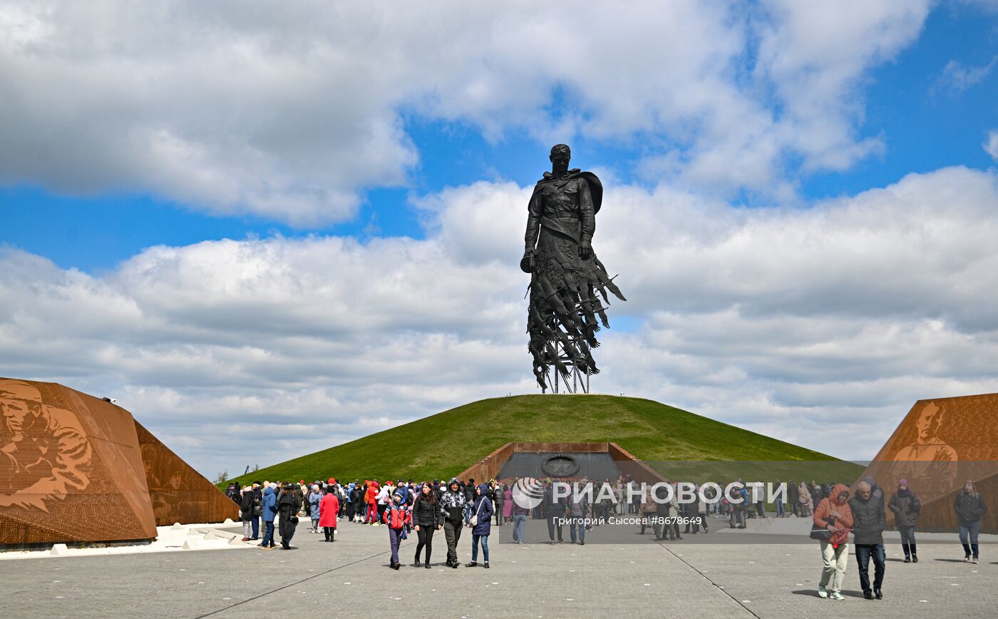 Празднование Дня Победы на Ржевском мемориале Советскому солдату