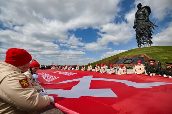 Празднование Дня Победы на Ржевском мемориале Советскому солдату