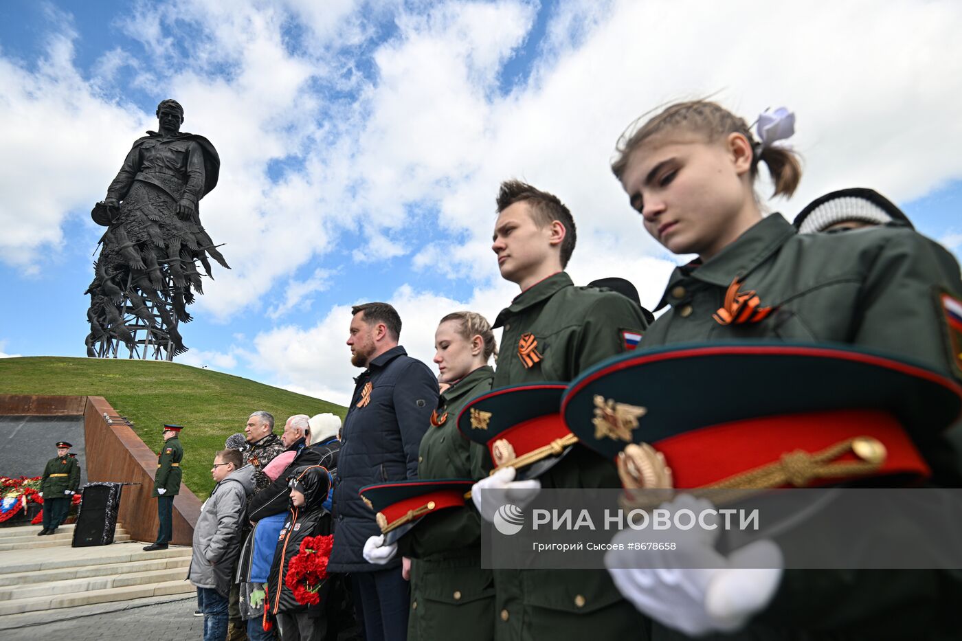 Празднование Дня Победы на Ржевском мемориале Советскому солдату