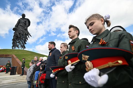 Празднование Дня Победы на Ржевском мемориале Советскому солдату