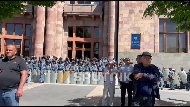 Здание правительства Армении оцеплено полицейским кордоном, а сторонники движения "Тавуш во имя родины" уже прибывают на площадь Республики